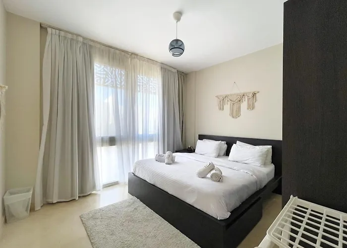 Minimal & Mere 1 Bdr Mangroovy Free & Pool Apartment